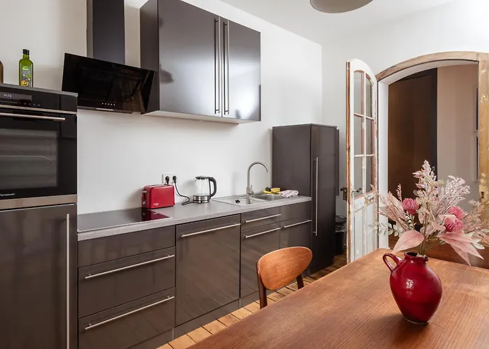 Kuenstlerzimmer In Der Haeselburg - Minimalistische Homestay