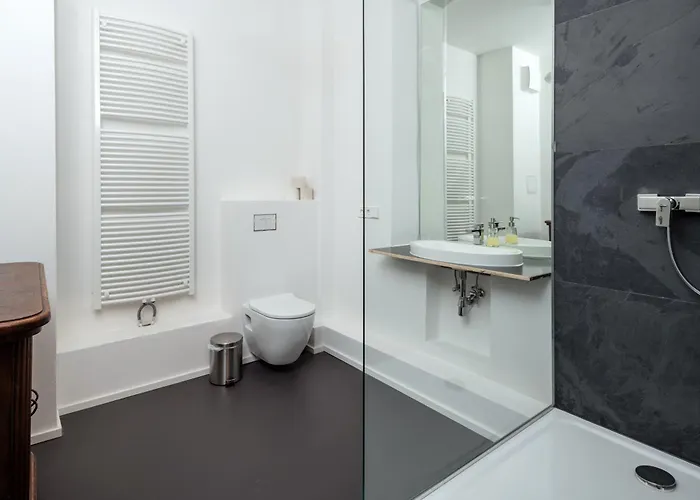 Homestay Kuenstlerzimmer In Der Haeselburg - Minimalistische Gera