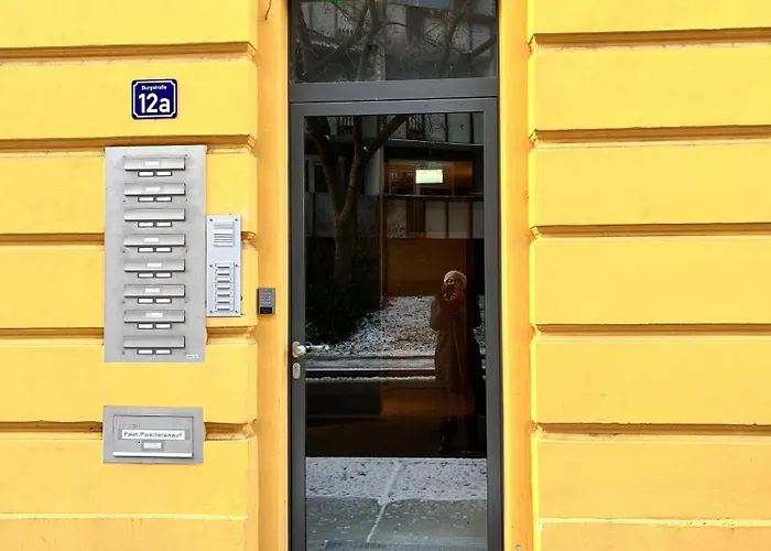 Homestay Kuenstlerzimmer In Der Haeselburg - Minimalistische Gera